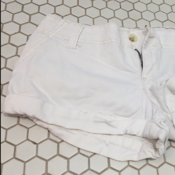 White Hollister Cuffed Jean Shorts (size 3) - Picture 1 of 3